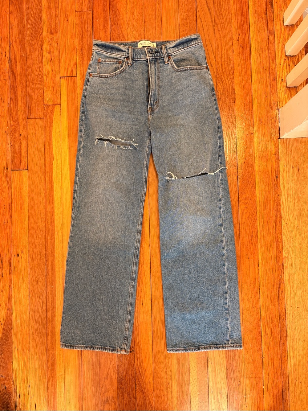 Abercrombie & Fitch ‘The 90’s Relaxed Jean High Rise’ 27S